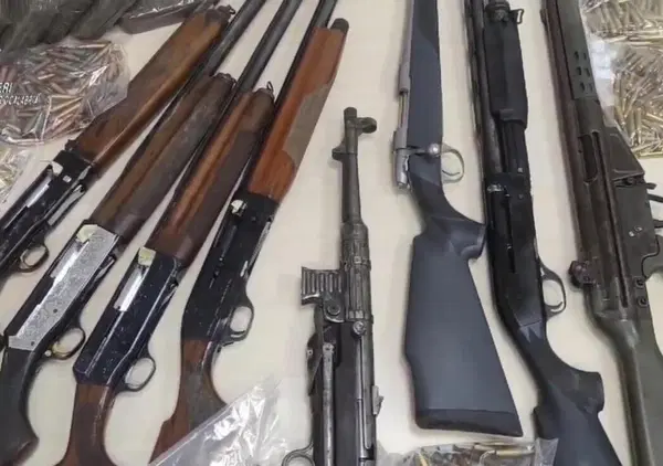 Cosa c&rsquo;&egrave; dietro e dove erano dirette le armi sequestrate in Calabria? La &lsquo;ndrangheta fa il doppio gioco e spedisce gli arsenali in Ucraina e Palestina? I servizi segreti sono coinvolti? E l'ipotesi di Klaus Davi&hellip;