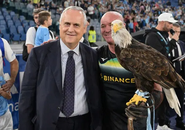 Il falconiere della Lazio, licenziato per una protesi al pene, torna allo stadio? S&igrave;, ma non all'Olimpico: ecco dove far&agrave; volare l&rsquo;aquila Olympia e perch&eacute; Juan Bernab&eacute; ha accettato la cacciata di Lotito...