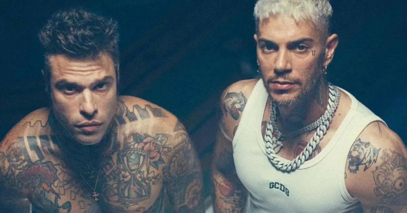 Caso ultras, dopo l&rsquo;avviso di garanzia a Emis Killa, ci sar&agrave; qualche notizia su Fedez durante Sanremo? Tra Procura e giornalisti circola la voce. Ecco cosa non torna nelle sue dichiarazioni. E occhio al personal trainer di Tony Effe&hellip;