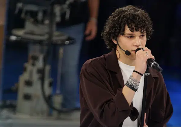 Amici 24 di Maria De Filippi, c&rsquo;&egrave; un abuso di autotune? Ecco perch&eacute; la (bella) voce di Nicol&ograve; potrebbe non essere naturale al 100%. Intanto rinuncia al serale e Alessandra Celentano&hellip;