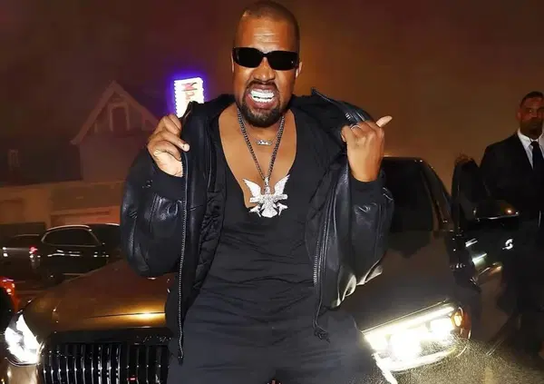 I segreti della Mercedes Maybach custom di Kanye West e Bianca Censori sfoggiata ai Grammy. Quanto costa? Che modello &egrave;? E che interventi di personalizzazione hanno fatto? E c'entra di nuovo Kim Kardashian? [VIDEO]