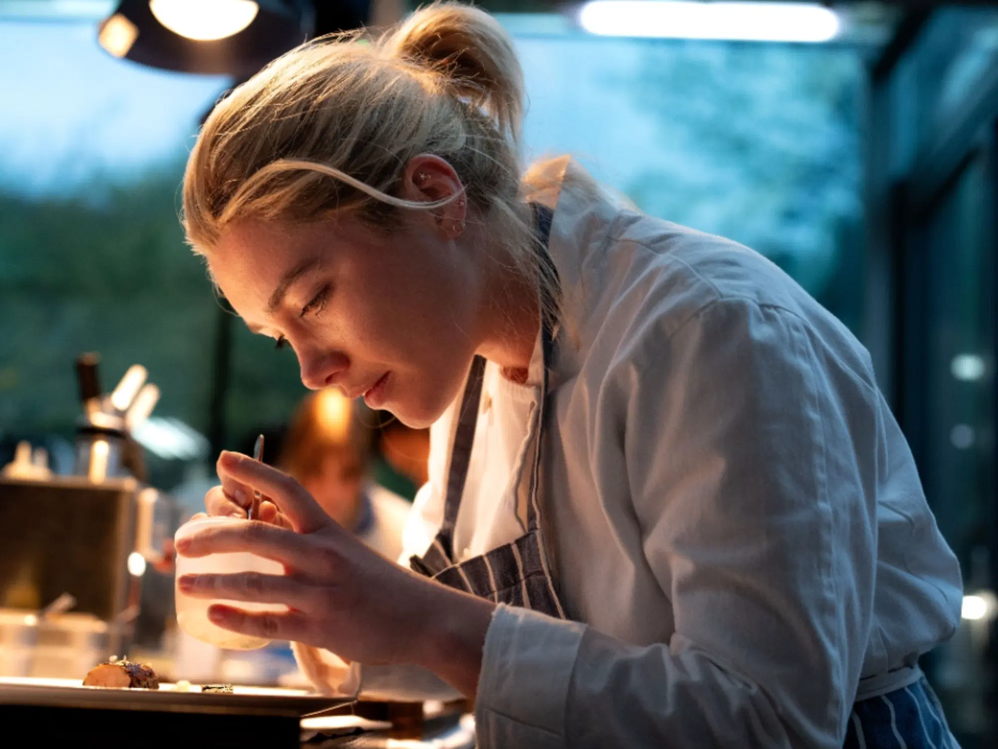 Florence Pugh &egrave; Almut Br&uuml;hl in "We Live in Time"