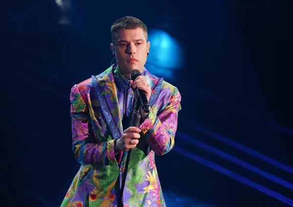 Cosa c&rsquo;&egrave; dietro i duetti di Sanremo 2025? Ecco le curiosit&agrave; dei brani della seconda serata delle cover: da Bella stronza cantata da Fedez ma non dedicata a Chiara Ferragni (a Angelica Montini?) fino a Tony Effe che celebra Roma e ai virali The Kolors...