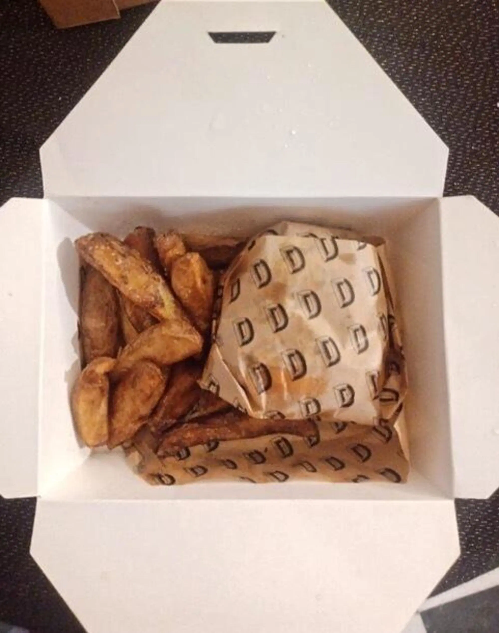 L'hamburger di pollo fritto di Don&rsquo;s Meats and Spirits con patate