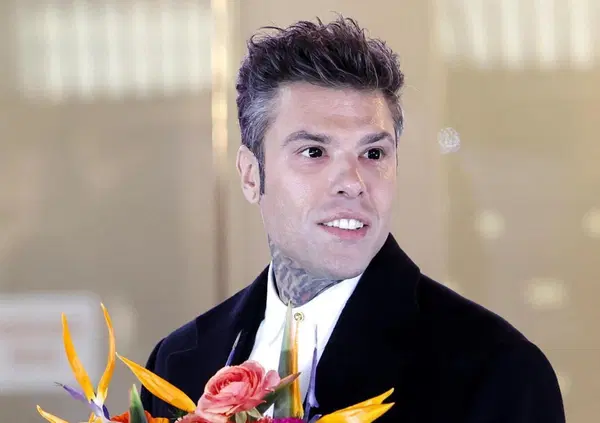 Sanremo 2025, ma che ha Fedez agli occhi, completamente neri? Lenti, un trucco fashion, imitazione di Borland dei Limp Bizkit, di Nebula o...