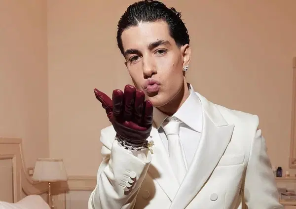 Tony Effe ci ha purgato ancora! Ecco perch&eacute; ha gi&agrave; vinto Sanremo 2025: i tatuaggi coperti, l'outfit da mezzo milione, il chiosco di street food. Cantare aiuta, ma al Festival non &egrave; tutto (e lui lo ha capito)