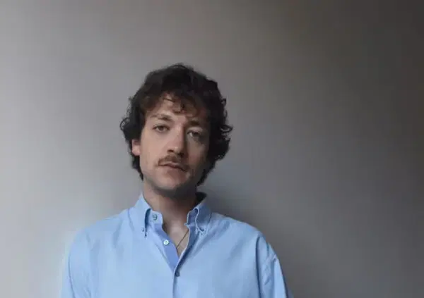 Abbiamo letto &ldquo;Addio, bella crudelt&agrave;&rdquo; di Riccardo Meozzi (edizioni Eo): com&rsquo;&egrave;? Ecco perch&eacute; la vera educazione sessuoaffettiva &egrave; un lavoro di memoria: com&rsquo;era l'amore tossico negli Anni 90?