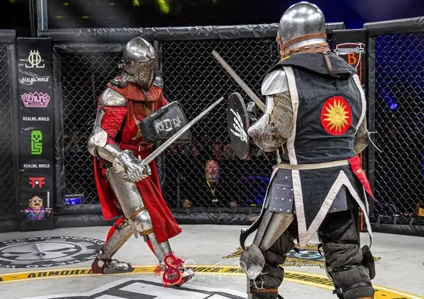 Ok, ma sapete cos'&egrave; l&rsquo;Armored Mma? Altro che Conor McGregor, Kabhib e gli altri (che lo criticano), tra asce, spade e armature. Nuovo sport virale o fissa nerd? 