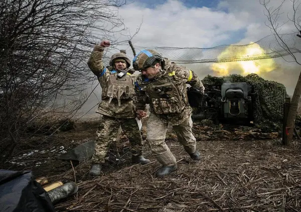 Chi controller&agrave; l&rsquo;Ucraina? Vi sveliamo l'accordo segreto tra Trump e Putin per il dopo guerra: il Donbass alla Russia, niente Nato per Kiev e terre rare per gli Usa. E Zelensky...