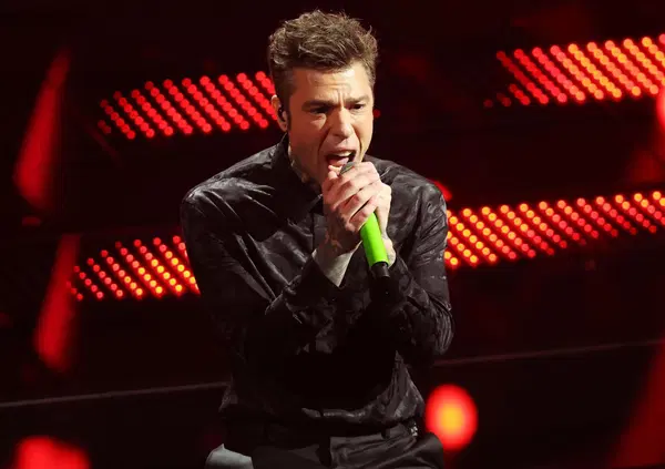 A Sanremo 2025 Fedez con "Battito" lancia un inno contro gli psicofarmaci perch&eacute; rendono "mostri". Ma da quando fa anche lo psichiatra?