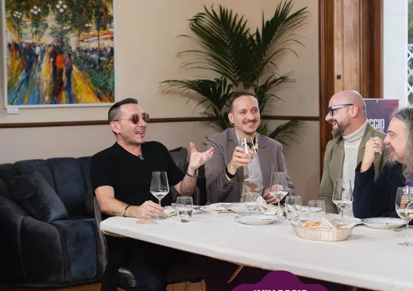 A pranzo con i Mod&agrave; al Villaggio del Festival: &ldquo;La crisi della band &egrave; colpa mia&rdquo;. Sanremo: &ldquo;Stiamo sui cogli*ni a qualcuno?&rdquo;. Le critiche della Crusca? &ldquo;Vorrei un confronto". E su Renga, Jarabe de Palo e il reggiseno di Romina Power&hellip;