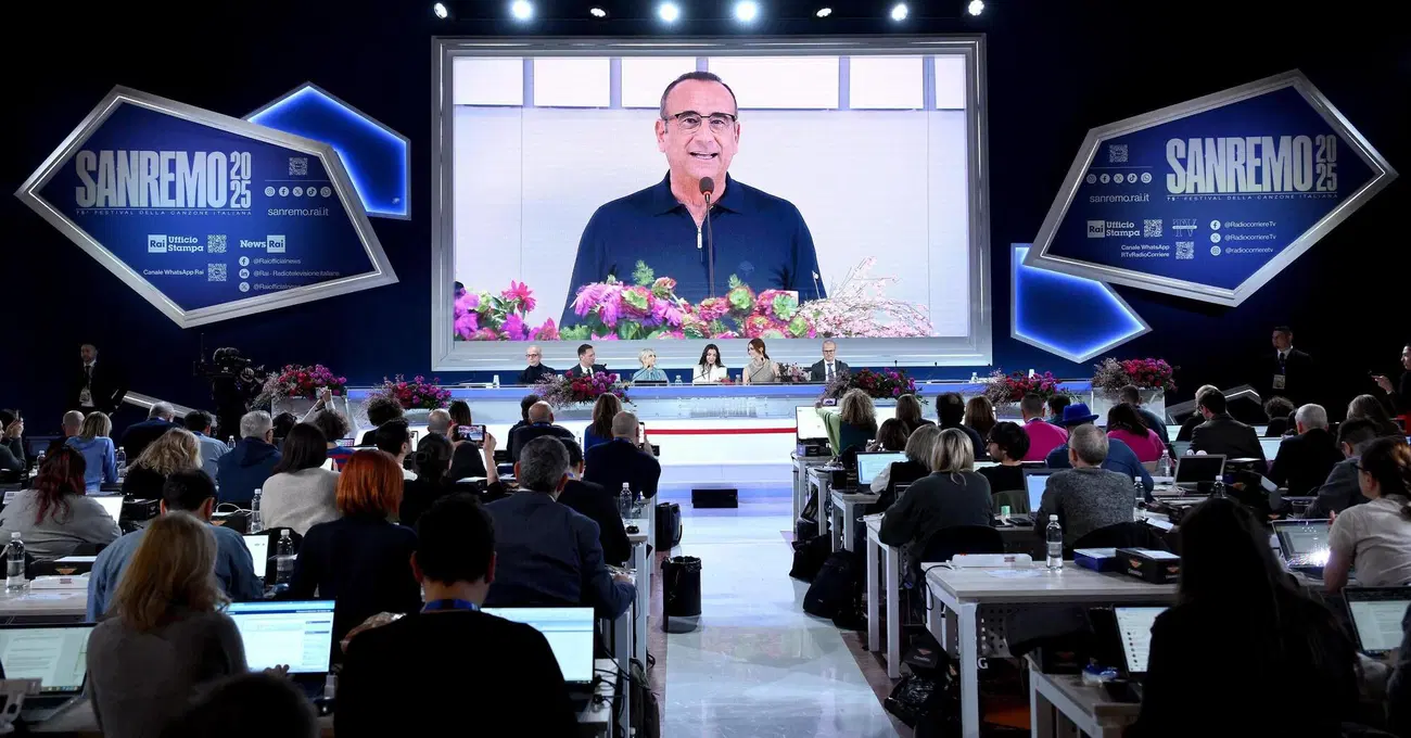 Sanremo 2025, "combine" in Sala Stampa? La battuta di Carlo Conti scatena il caos, ma quanti sono critici musicali? Perch&eacute; tra voto &ldquo;colto&rdquo; e voto &ldquo;popolano&rdquo; non c'&egrave; pi&ugrave; differenza (tranne al Premio della Critica "Mia Martini"...