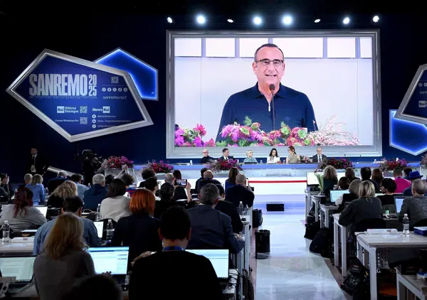 Sanremo 2025, "combine" in Sala Stampa? La battuta di Carlo Conti scatena il caos, ma quanti sono critici musicali? Perch&eacute; tra voto &ldquo;colto&rdquo; e voto &ldquo;popolano&rdquo; non c'&egrave; pi&ugrave; differenza (tranne al Premio della Critica "Mia Martini"...