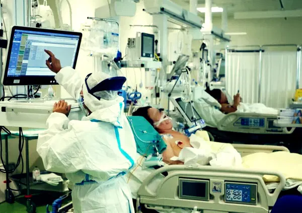 Ok, ma a Milano sta scoppiando un nuovo Covid? Sempre pi&ugrave; personale al Pronto soccorso per delle polmoniti e il sistema rischia gi&agrave; di collassare (come con la pandemia?)&hellip;