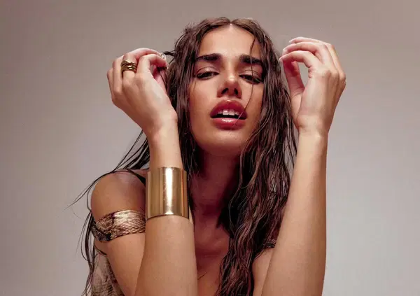 Ok Sanremo, ma com'&egrave; Clara a letto? La confessione sfrenata tra manette, dominazione e... ritmo: "Farlo con la musica classica..."