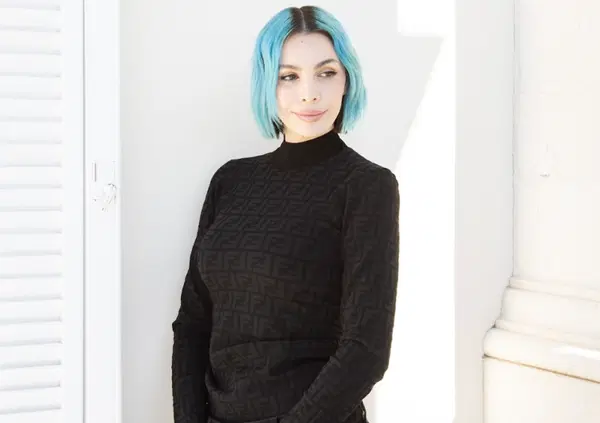 Le interviste di Michele e Lucia Monina nel Salotto del Villaggio del Festival, Rose Villain: &ldquo;Lo stile giusto a Sanremo? Non serve Mariah Carey, guardate Lucio Corsi&hellip;&rdquo;. E ci spiega come scrive le canzoni...