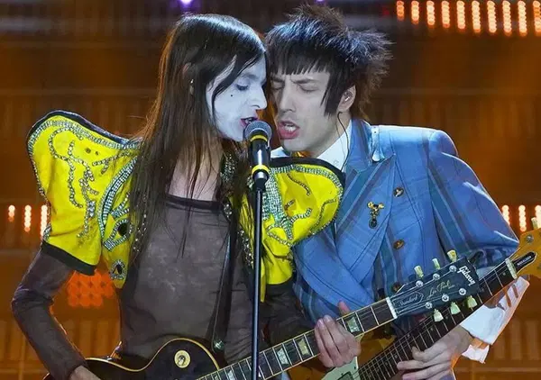 Volano sedie nel backstage di Sanremo. Cosa &egrave; successo? Invece dei rapper la rockstar l'ha fatta Lucio Corsi. Ecco perch&eacute; si &egrave; incazzato con Carlo Conti. Incredibile