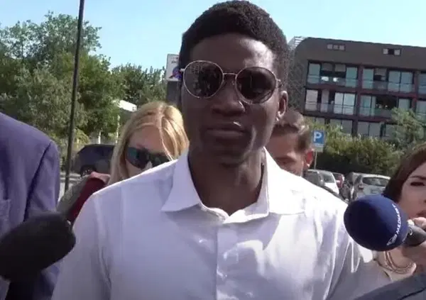 Omicidio Pierina Paganelli e Dassilva, la retroversione del braccio di Louis pu&ograve; incastrarlo? L'analisi di Quarto Grado sul &ldquo;test della camminata&rdquo; della cam3. E la perizia sul telefono continua a dividere...