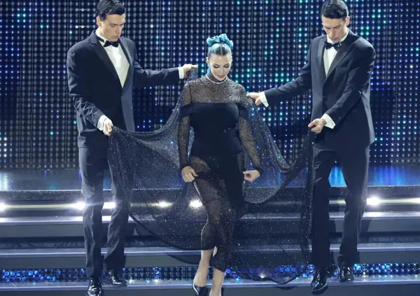 Le pagelle dei look della finale di Sanremo 2025: Francesca Michielin con top Miu Miu 5,5, Cattelan con Kiton 8, Rose Villain in Fendi regina 9,5. Mentre Marcuzzi, Carlo Conti, Tony Effe (con la collana) e&hellip;