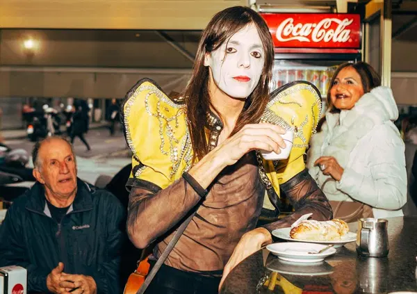 Fenomenologia di Lucio Corsi, il rocker decadente che l&rsquo;Italia aspettava da 50 anni: da Renato Zero a Vasco Rossi, da David Bowie a Topo Gigio a Sanremo 2025. &Egrave; l'ucronia, bellezza...