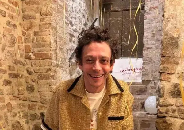 Visto che festa per i 46 di Vale? Pecco, Cremonini e gli amici di una vita, ma il regalo da straccio di licenza &egrave; di Dainese [FOTO]