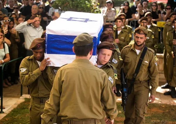 Davvero Israele &ldquo;estrae&rdquo; lo sperma dei suoi soldati morti a Gaza? Cos&igrave; prosegue la guerra con altri mezzi: ma pu&ograve; un popolo vittima dell&rsquo;Olocausto coltivare l&rsquo;epica dell&rsquo;eroe della razza come quella nazista?