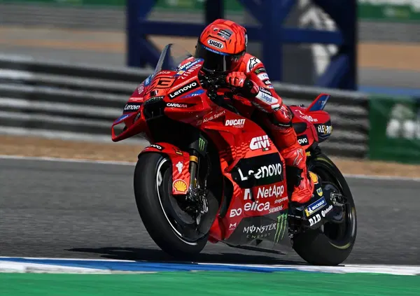 Forse non ve ne siete accorti, ma il 2025 di Lewis Hamilton in Ferrari e Marc Marquez in Ducati cambier&agrave; per sempre il motorsport: se state pensando a Sky &egrave; il momento giusto per alzare il telefono