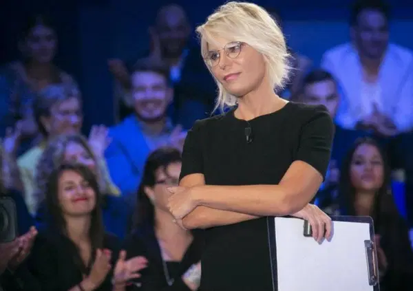 Cosa c&rsquo;&egrave; dietro il successo di C&rsquo;&egrave; Posta per Te? Lacrime, porte in faccia e sorprese. E gli ospiti di Maria De Filippi: questa sera su Canale 5 tocca a Mahmood e Dybala...