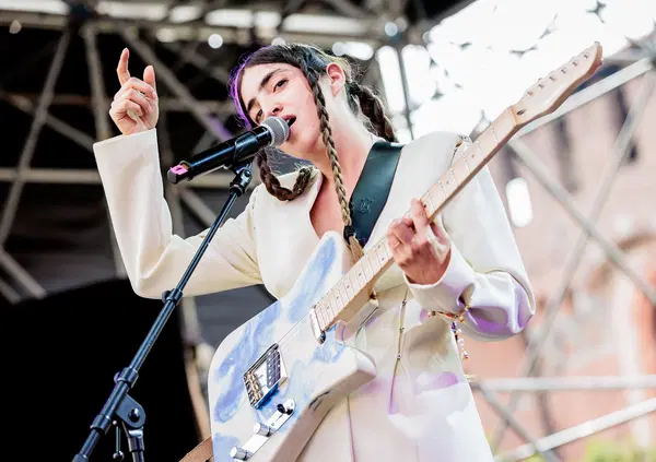 Dopo aver festeggiato Lucio Corsi all'Eurovision, andatevi ad ascoltare il disco di Joan Thiele: un album perfetto (Joanita) per &ldquo;evadere dall&rsquo;evasione&rdquo; 