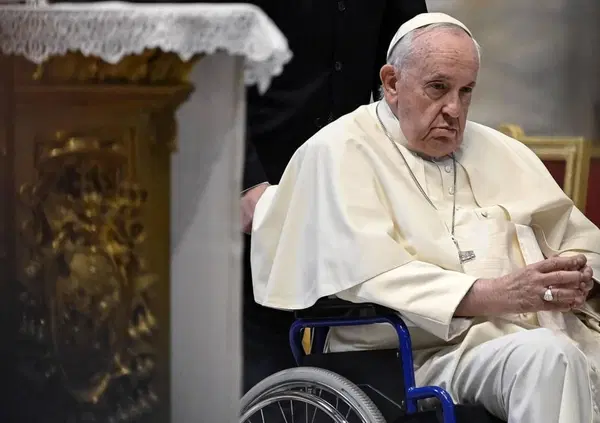 Ma come sta davvero Papa Francesco? "Necessari ossigeno e trasfusione". Perch&eacute; &egrave; in prognosi riservata dopo una crisi respiratoria...