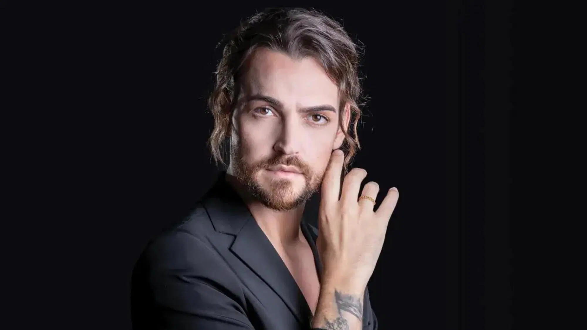 Valerio Scanu risponde alla De Filippi: "Maria, non sono un ingrato! Chi lo pensa dovrebbe cambiare spacciatore". E su Amici, Annalisa e il ritorno a Sanremo...
