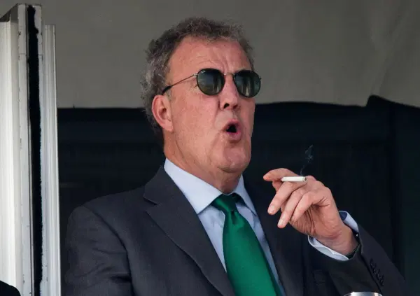 Jeremy Clarkson e l'appello shock a Beckham: &ldquo;David, mostraci le tue emorroidi&rdquo;. Ma perch&eacute;? C'entrano Instagram, TikTok e LinkedIn: &ldquo;Ti renderai conto che la tua vita fa schifo&rdquo;