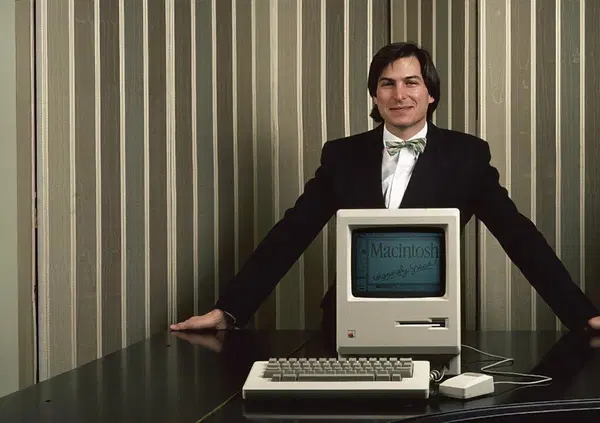 Ricordate Internet delle origini? Come siamo passati dal sogno nerd americano dell'open source all'incubo del cyber-Satana cinese DeepSeek. Il futuro? Senza l'Europa (e addio umanesimo)