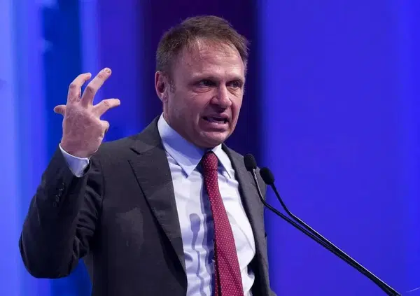 "Anche l'abuso di acqua pu&ograve; portare alla morte". Ma a che serve la stand-up comedy quando c'&egrave; Francesco Lollobrigida? Ecco l'arte del ministro di trasformare le gaffe in vino...