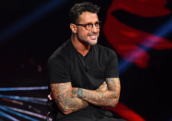 I fuorionda di Fabrizio Corona a Falsissimo: "Ho giocato 5mila euro sulla vittoria di Fedez a Sanremo&rdquo;. E il rapper risponde. Ma continua il gossip?