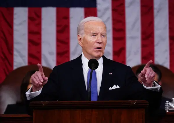 Perch&eacute; nessuno parla pi&ugrave; di Tara Reade? Ora chiede a Joe Biden 100 milioni di dollari di risarcimento. La presunta aggressione, l'Fbi che vorrebbe distruggerla e la fuga in Russia...