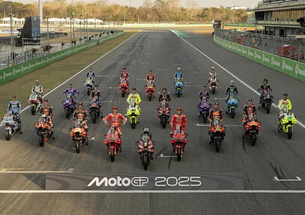 &Egrave; tutto vero, inizia la MotoGP 2025. Guido Meda parla di Bagnaia e Marquez ("Meccanismi dello stesso orologio"), Mauro Sanchini punta sull'Aprilia e Rosario Triolo pensa a tre spagnoli