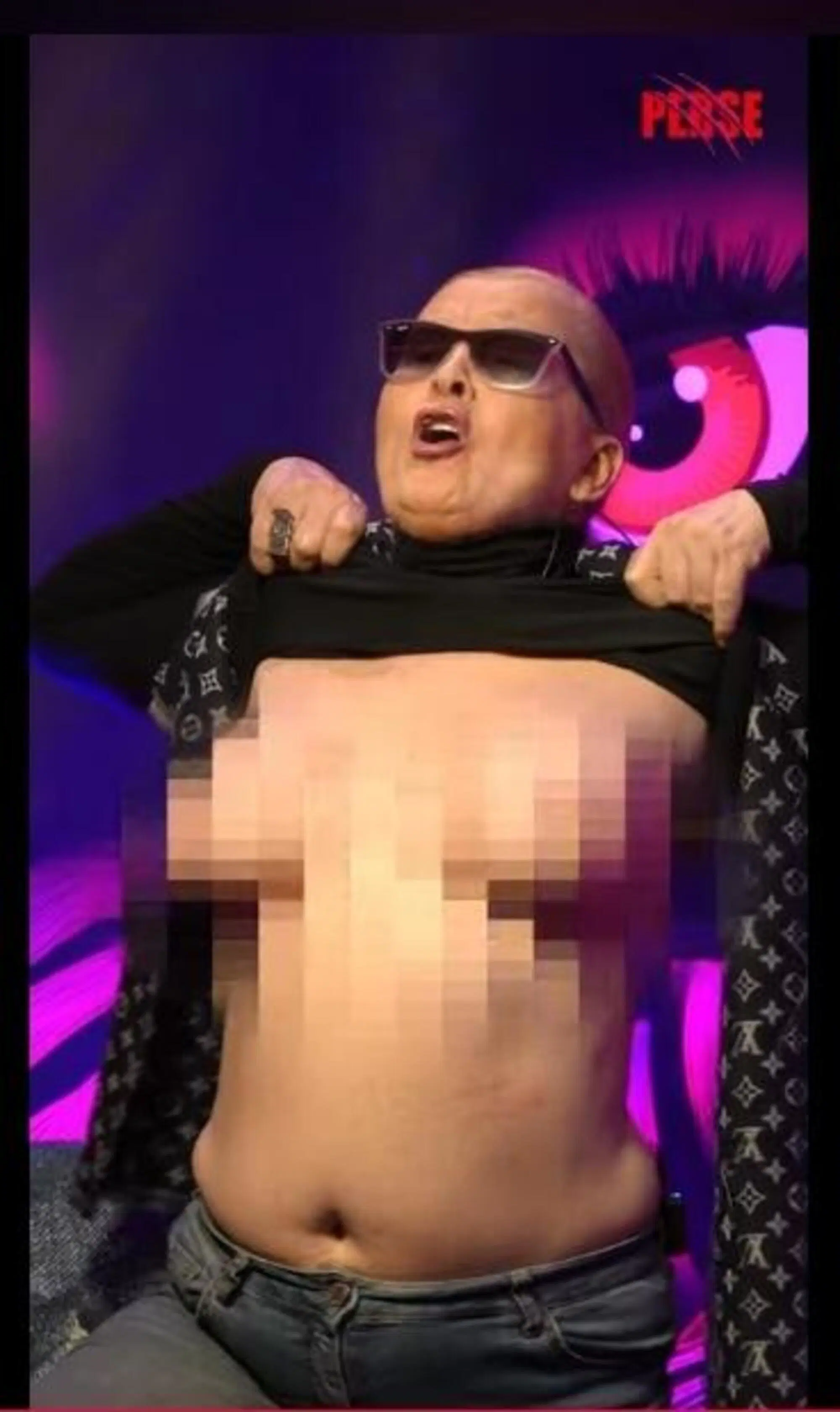 Maurizia Paradiso le esce durante l'intervista