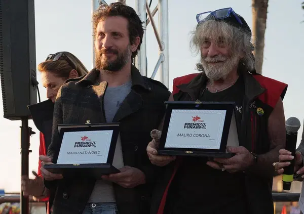 Chi sono i "giornalai" ribelli del Premio Funari 2025? Tiziana Panella, Mauro Corona e Mario Natangelo! E lo scrittore si conferma anche dissacratore: "Bello il carro di Meloni con in mezzo alle gambe..."