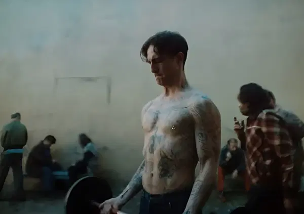 Abbiamo visto il video di &ldquo;Next summer&rdquo; di Damiano David, un po&rsquo; Mare Fuori, un po&rsquo; Tiziano Terzani: ma la scena sotto la doccia in cui si vede tutto&hellip; E avete riconosciuto suo padre Daniele che impersona il figlio invecchiato?