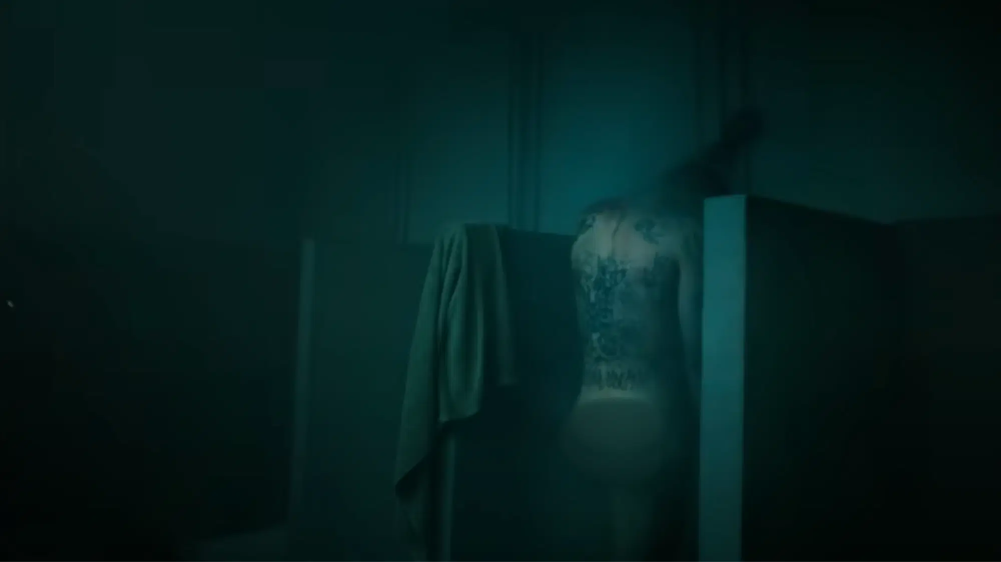 Alcuni frame del videoclip di "Next summer" di Damiano David