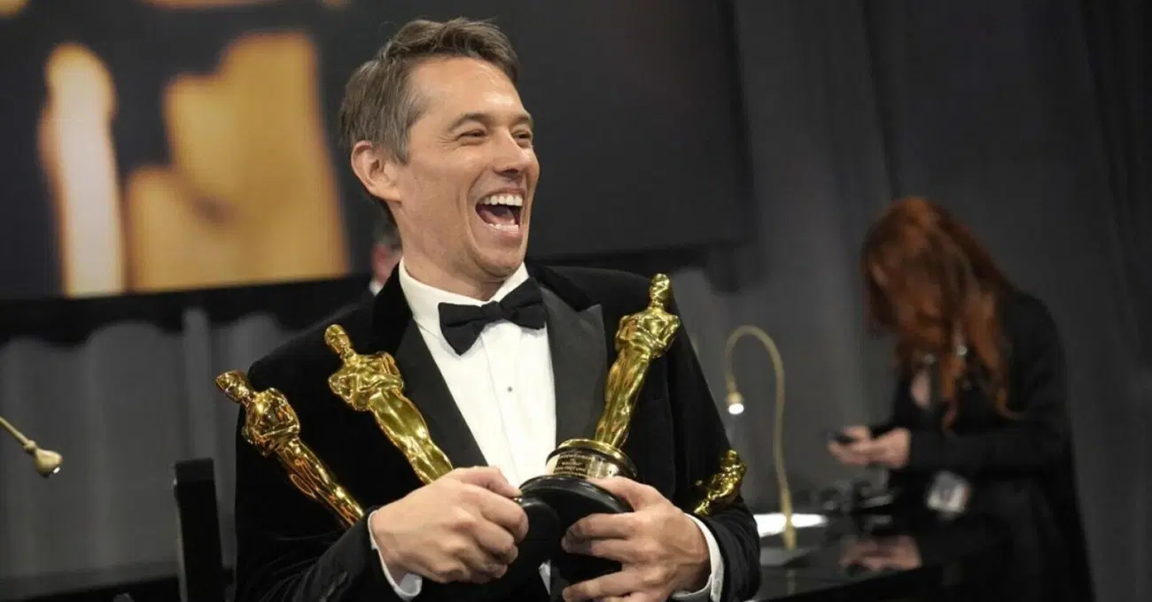 Intervista esclusiva a Sean Baker, vincitore dell'Oscar 2025 con Anora: &ldquo;Hollywood? Staccata dalla realt&agrave;&rdquo;. Meloni? &ldquo;Attrice comica e drammatica&rdquo;. E sugli italiani Rohrwacher, Garrone e Favino&hellip;