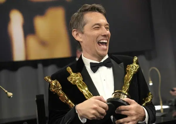 Intervista esclusiva a Sean Baker, vincitore dell'Oscar 2025 con Anora: &ldquo;Hollywood? Staccata dalla realt&agrave;&rdquo;. Meloni? &ldquo;Attrice comica e drammatica&rdquo;. E sugli italiani Rohrwacher, Garrone e Favino&hellip;