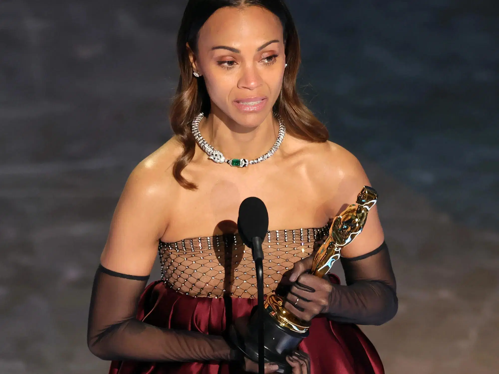 Zoe Saldana con il premio Oscar come "Miglior attrice non protagonista"