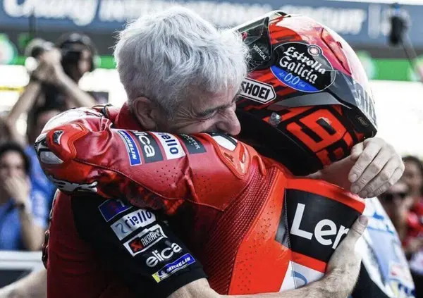 Gigi Dall'Igna ha baciato la Ducati di Marquez? S&igrave;, e se vi accorgete di tutto adesso siete solo dei poveri complottisti