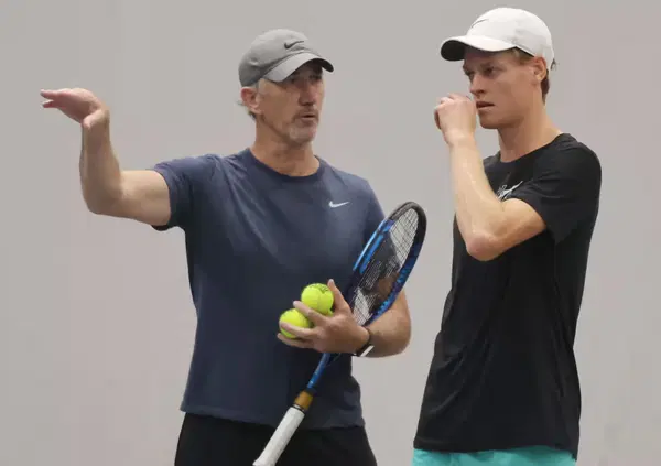 Cahill totale su Sinner, poi la conferma della fine: &ldquo;Ecco perch&eacute; lascio Jannik. Il caso Clostebol? Impegnativo, lui un uomo oltre la sua et&agrave;, maturo, anche se in realt&agrave; &egrave; ancora un ragazzino&rdquo;. E su Madvedev, la strategia, e gli italiani...