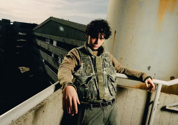 Abbiamo ascoltato &ldquo;Io nessuno&rdquo; di Centomilacarie, ma com&rsquo;&egrave; l'album di debutto? Ci fa capire perch&eacute; che la nuova generazione di cantautori &egrave; da tenere d'occhio. E sull&rsquo;evento di lancio&hellip;