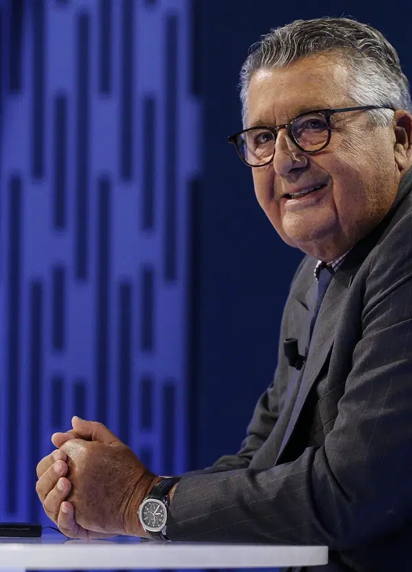 Le bombe di Carlo De Benedetti a La Torre di Babele: "Gianni Agnelli non sapeva leggere i bilanci Fiat...". Steve Jobs? "Non investire in Apple il grande errore". E su La7 Corrado Augias analizza anche Il capitalista Donald Trump...