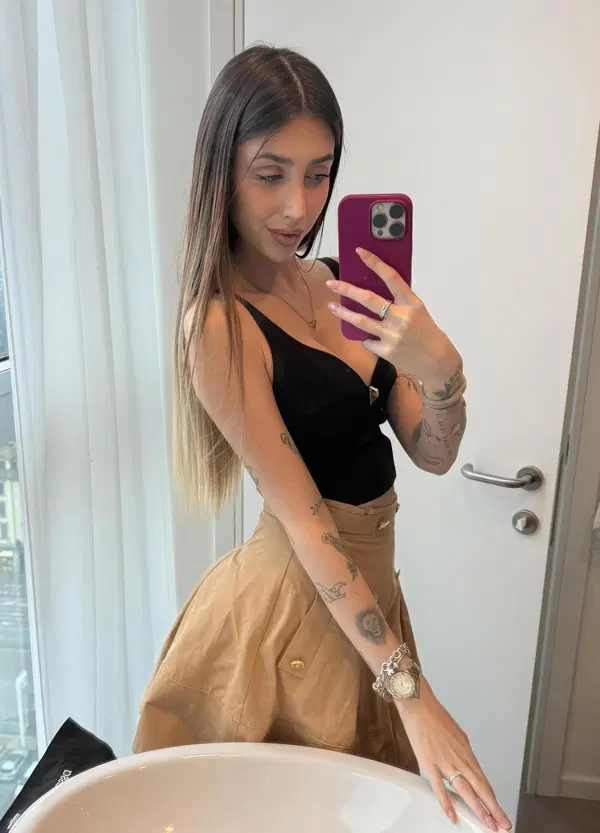 Le bombe di Michelle Comi su Fedez, Balotelli, Leao, la vaginoplastica e la guerra a La Zanzara (dopo Le Iene), e Cruciani...
