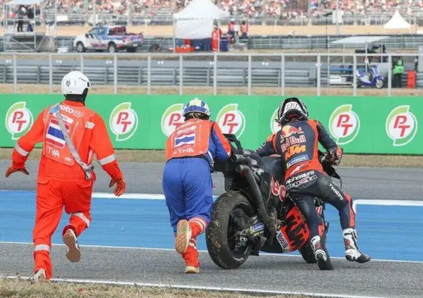 Quelli che &ldquo;il karma&rdquo;: Pedro Acosta cade a Buriram e i "tifosi" di Marc Marquez lo riempiono di insulti sui social